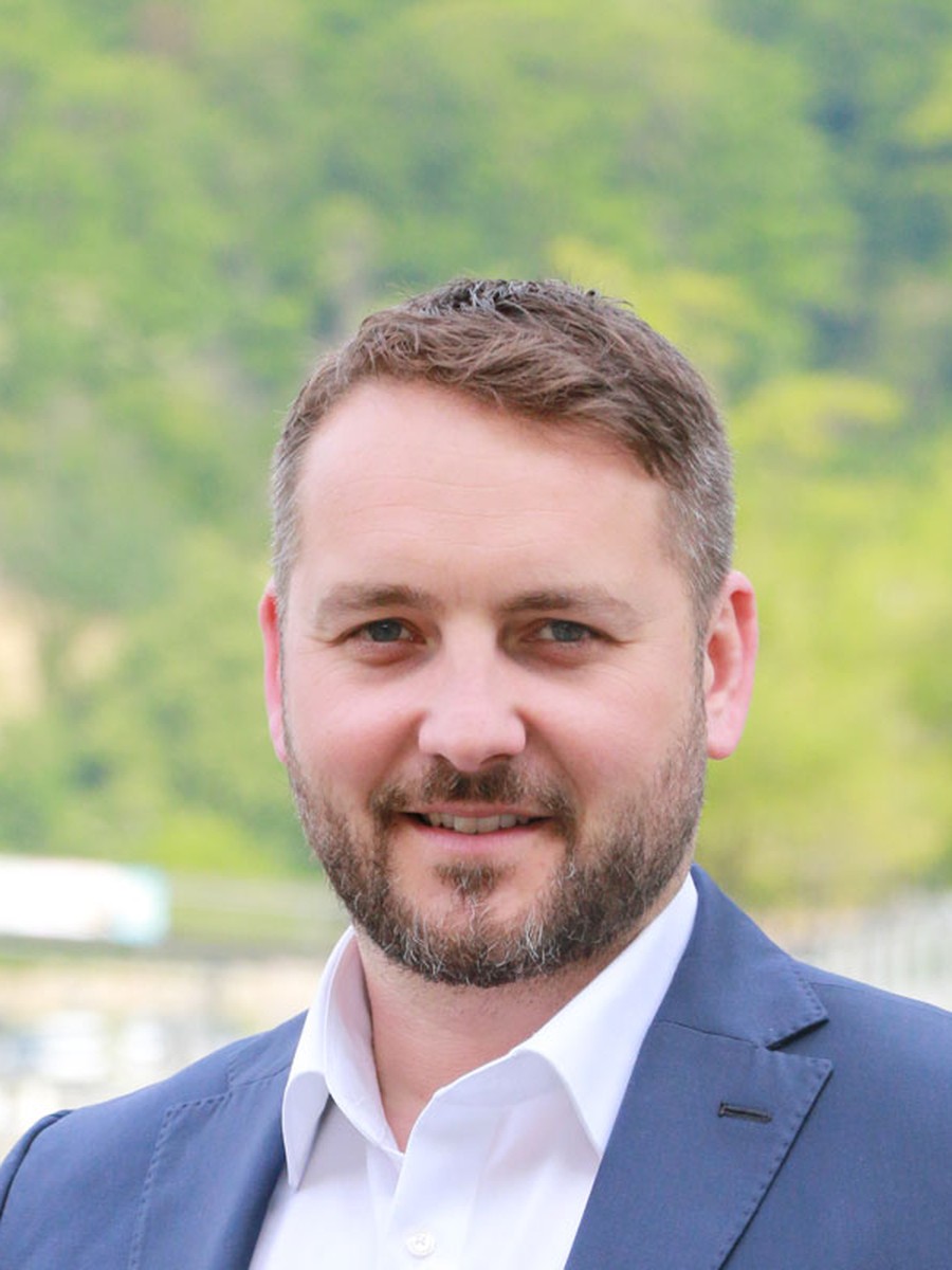 Thibaut Monnier dans sa permanence parlementaire